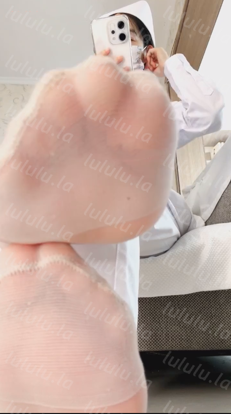 玩物直播桃天大大-251214 红绿灯剧情护士治疗阳痿早泄患者肉丝足交上集【1V】【562MB百度云】 预览图 2