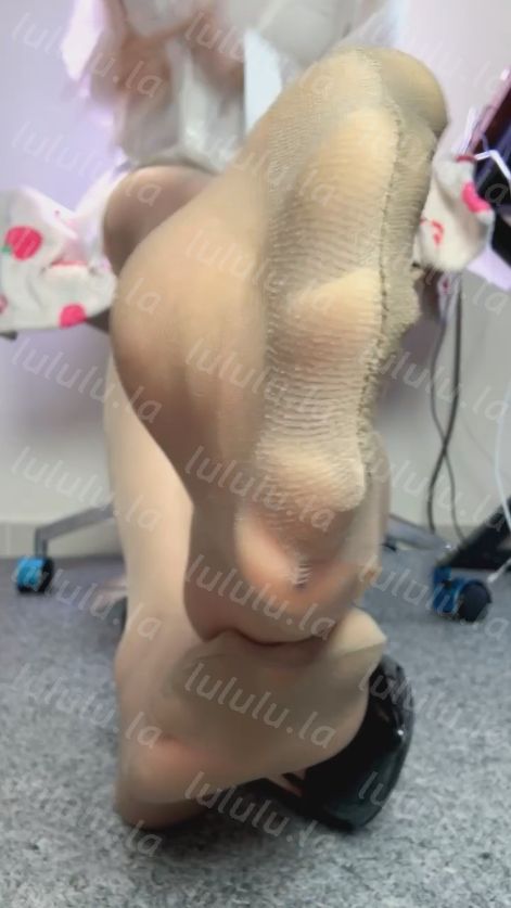 玩物直播秋黎sama-251214 红绿灯加固肉丝臀双脚底 【2V】【925MB百度云】 预览图 2