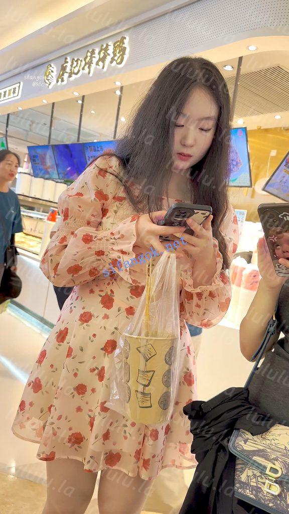 【KFC】长裙学生和闺蜜逛街买小吃·前后CD肉色丝袜半透内内【1V】【799M】 预览图 1