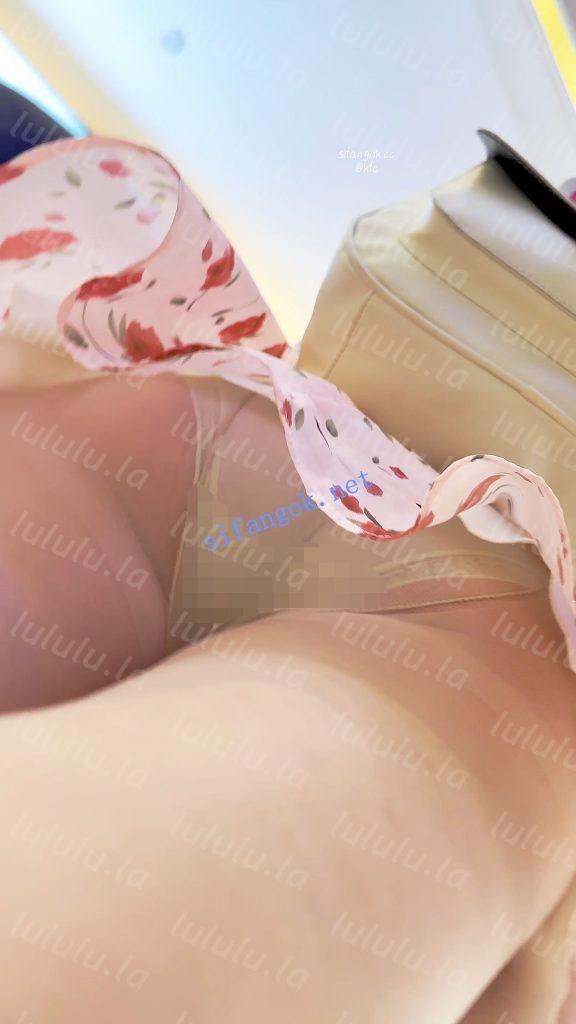 【KFC】长裙学生和闺蜜逛街买小吃·前后CD肉色丝袜半透内内【1V】【799M】 预览图 11