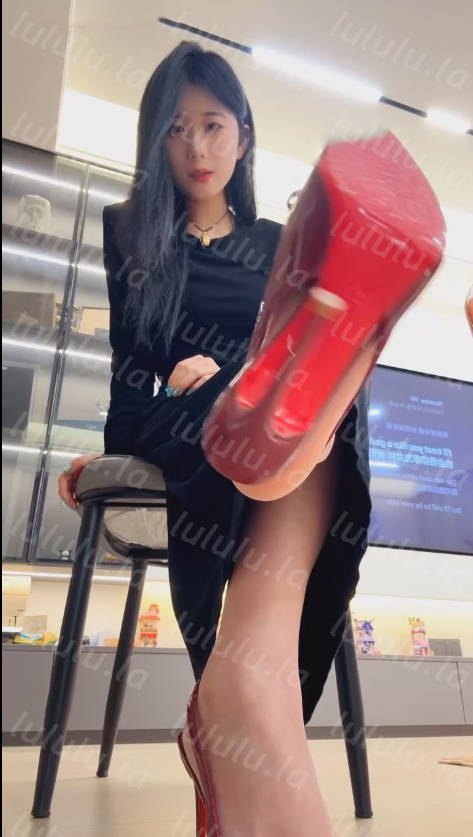 玩物直播芭妮s-251213 红绿灯高跟专场第七课爆插马眼【1V】【505MB百度云】 预览图 4