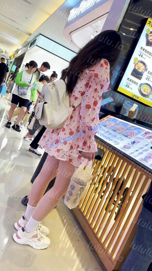 【KFC】长裙学生和闺蜜逛街买小吃·前后CD肉色丝袜半透内内【1V】【799M】 预览图 7