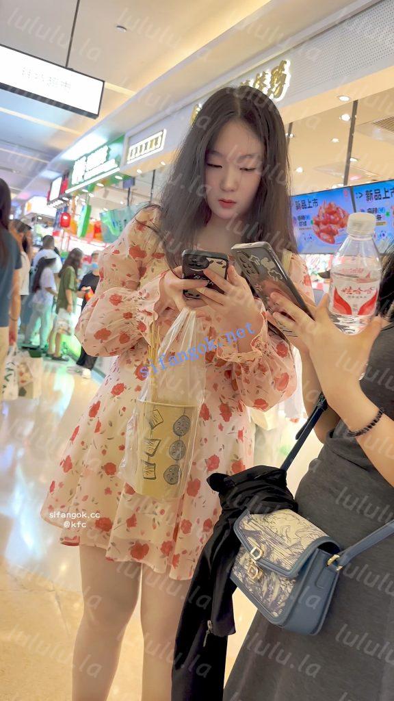 【KFC】长裙学生和闺蜜逛街买小吃·前后CD肉色丝袜半透内内【1V】【799M】 预览图 3