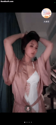 【抖音 L.露】几百一场的会议 性感睡裙 情趣内衣骚舞 乳沟【1V】【772M】 预览图 7