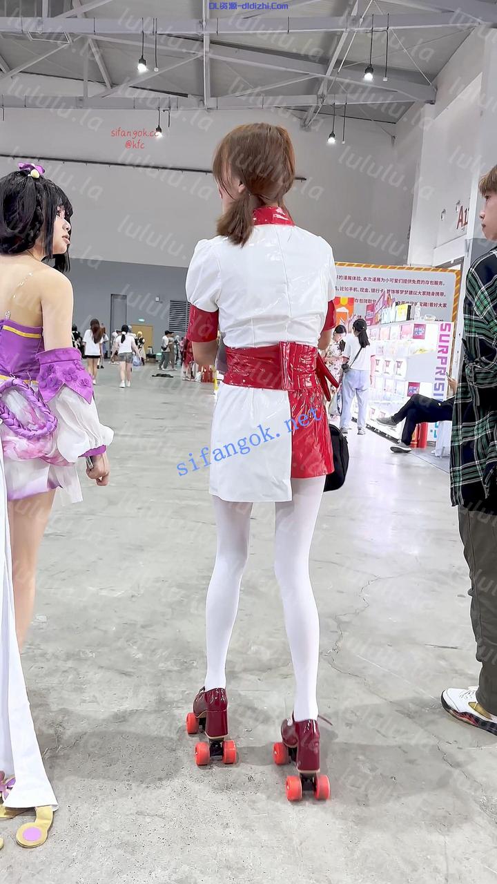 【KFC】新手學妹玩輪滑·一直扭動露出白絲屁股·真怕摔我懷裏 493.5MB 预览图 1