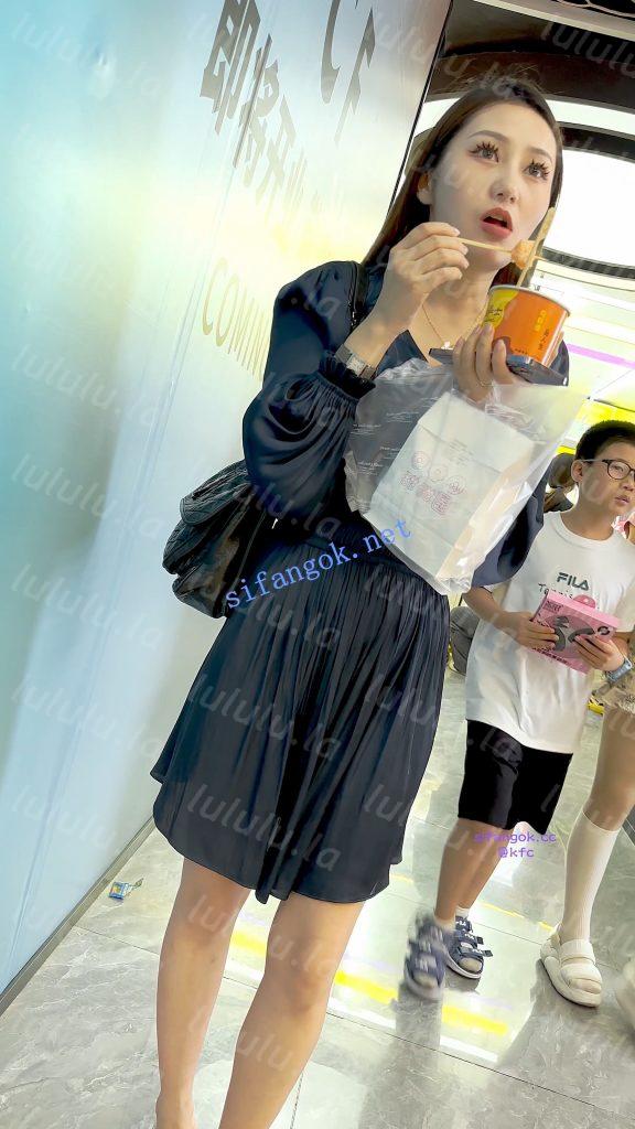 【KFC】风韵犹存的少妇·长裙白色内内CD盯着镜头看【1V】【309M】 预览图 9