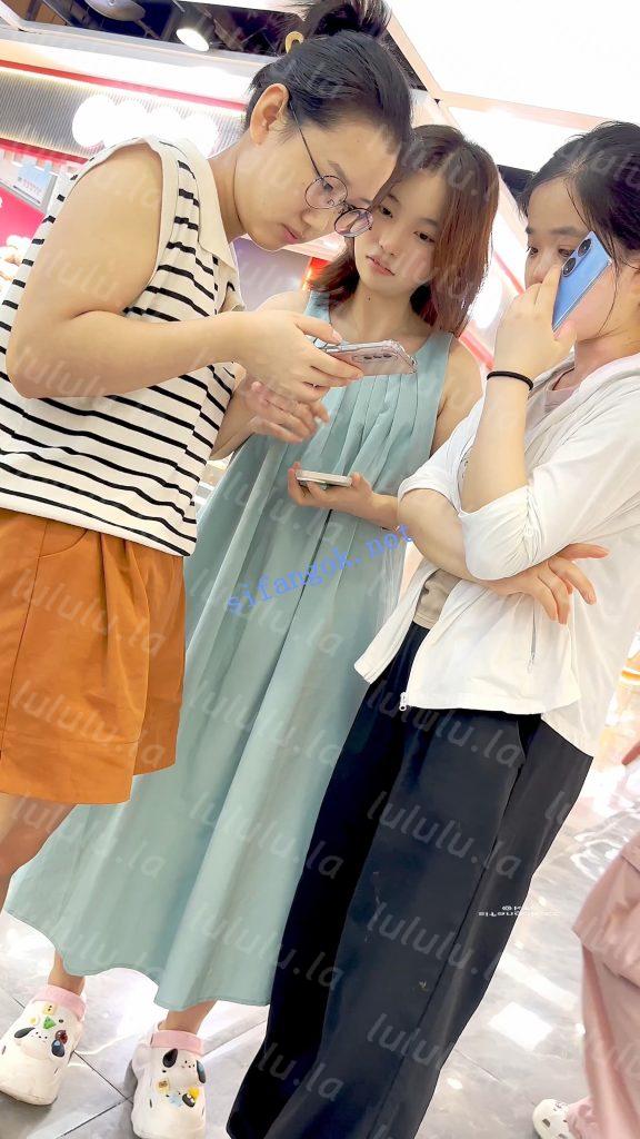 【KFC】学生妹和闺蜜逛街·蓝色超长裙下穿了白色内内【1V】【286M】 预览图 3