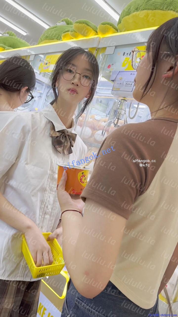 【KFC】JK學生妹和閨蜜抓娃娃·清純可愛的妹妹白色内尿黃了 935.5MB