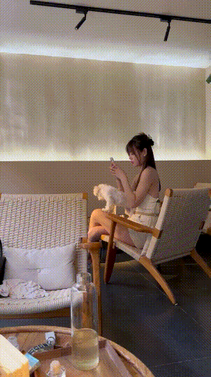 【蘋果原相機雲端洩密】女神級美女大奶翹臀，被土豪圈養，像狗一樣調教露出啪啪，小騷穴多水又粉嫩(12V) 371MB 预览图 2