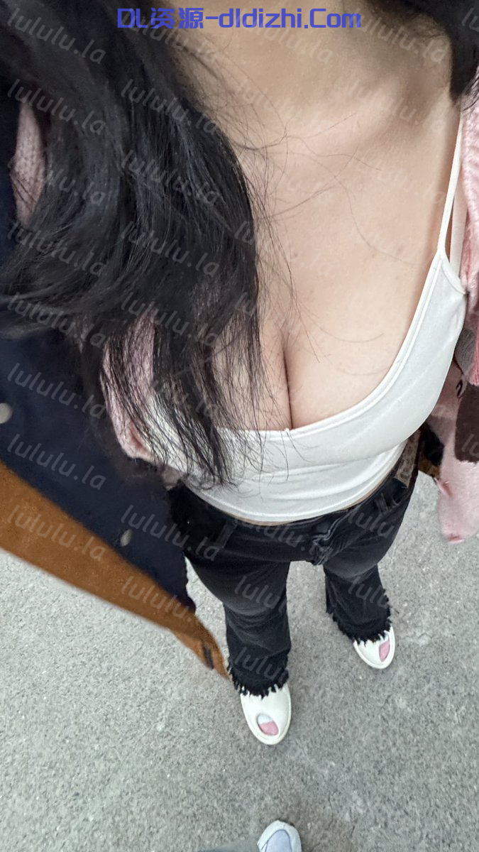 愛笑的小新，胸型很漂亮的女友，吃着薯條，男朋友突然坐上來，忍不住的浪叫，太爽了 963.7MB 预览图 1