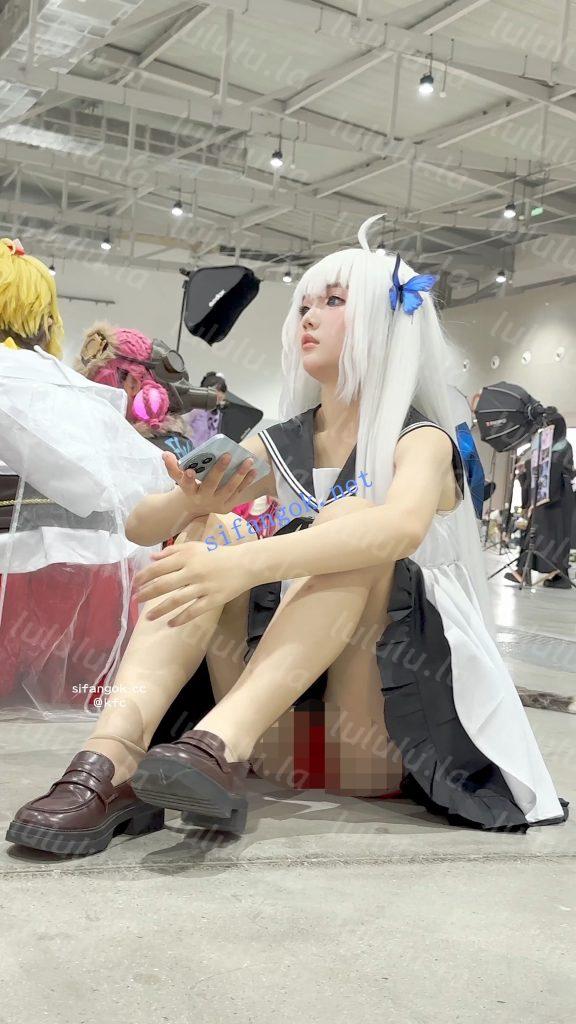 【KFC】学生妹COSER成功上钩坐伪装上·坐着劈开腿露出红色内【1V】【402M】 预览图 3