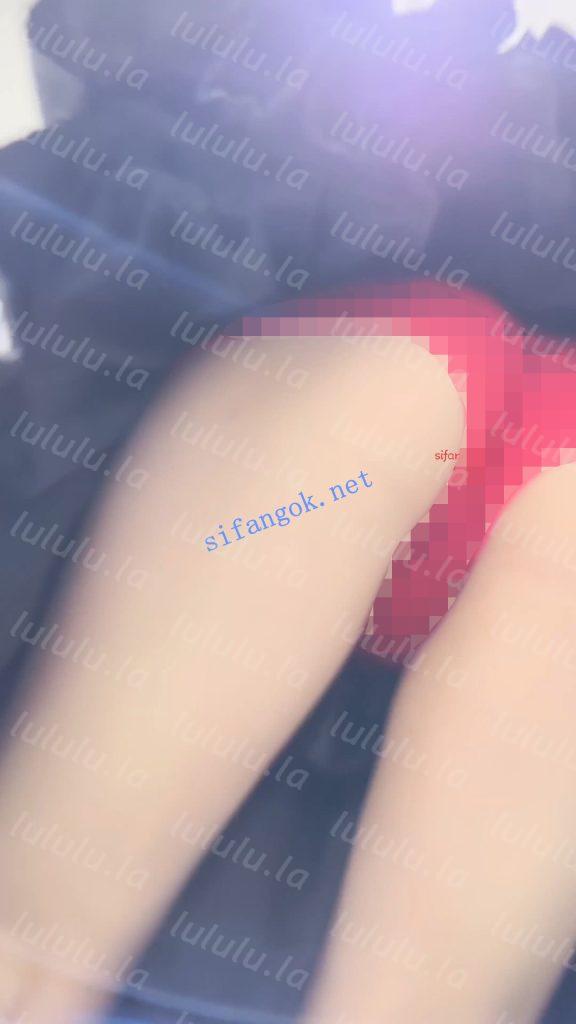 【KFC】学生妹COSER成功上钩坐伪装上·坐着劈开腿露出红色内【1V】【402M】 预览图 10