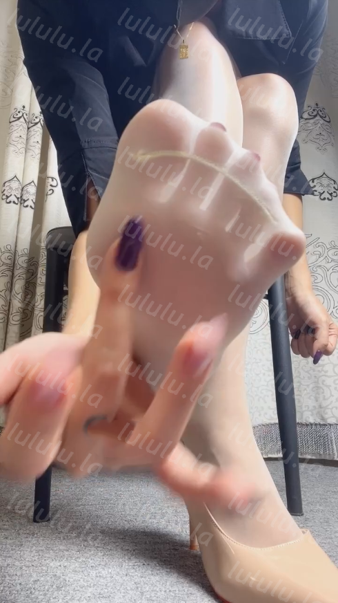 玩物直播颜艺很ss-251215 红绿灯贱狗滚进来舔脏鞋底【1V】【512MB百度云】 预览图 3