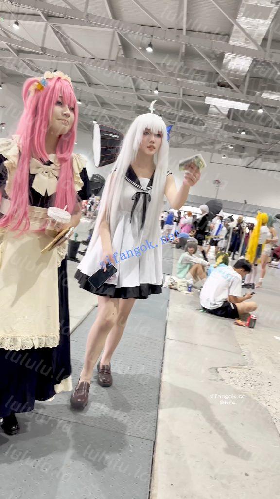 【KFC】学生妹COSER成功上钩坐伪装上·坐着劈开腿露出红色内【1V】【402M】 预览图 12