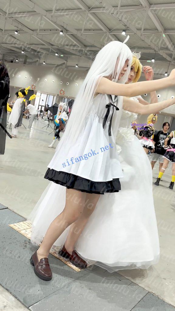 【KFC】学生妹COSER成功上钩坐伪装上·坐着劈开腿露出红色内【1V】【402M】 预览图 6