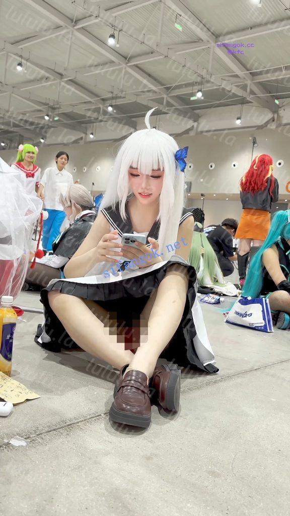 【KFC】学生妹COSER成功上钩坐伪装上·坐着劈开腿露出红色内【1V】【402M】 预览图 17