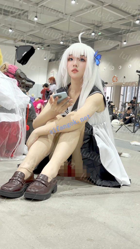 【KFC】学生妹COSER成功上钩坐伪装上·坐着劈开腿露出红色内【1V】【402M】 预览图 14