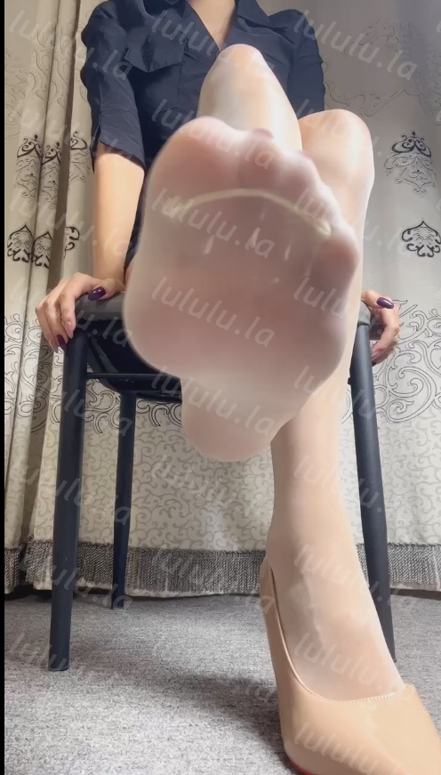 玩物直播颜艺很ss-251215 红绿灯贱狗滚进来舔脏鞋底【1V】【512MB百度云】 预览图 4