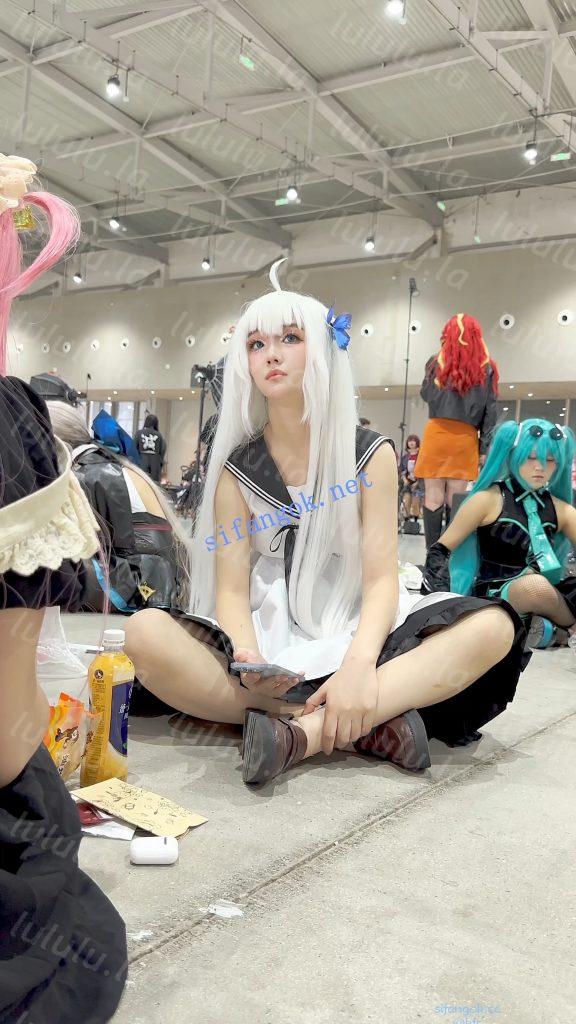 【KFC】学生妹COSER成功上钩坐伪装上·坐着劈开腿露出红色内【1V】【402M】 预览图 20