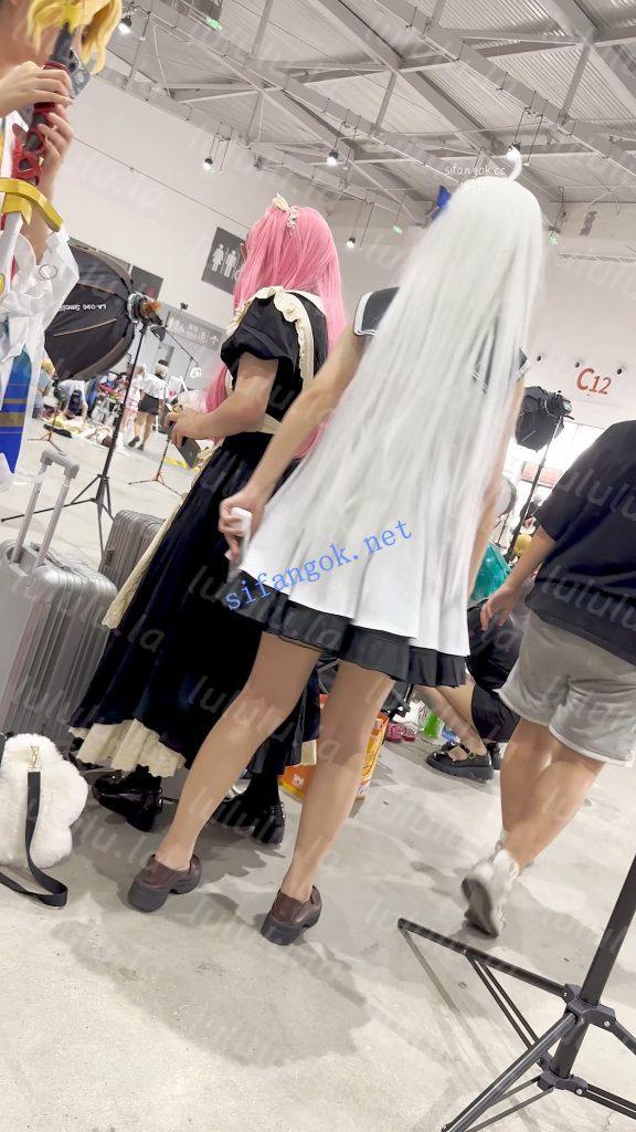 【KFC】学生妹COSER成功上钩坐伪装上·坐着劈开腿露出红色内【1V】【402M】 预览图 9