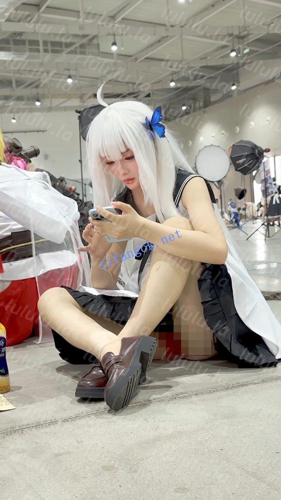 【KFC】学生妹COSER成功上钩坐伪装上·坐着劈开腿露出红色内【1V】【402M】 预览图 4