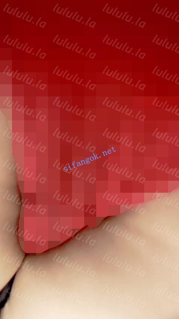 【KFC】学生妹COSER成功上钩坐伪装上·坐着劈开腿露出红色内【1V】【402M】