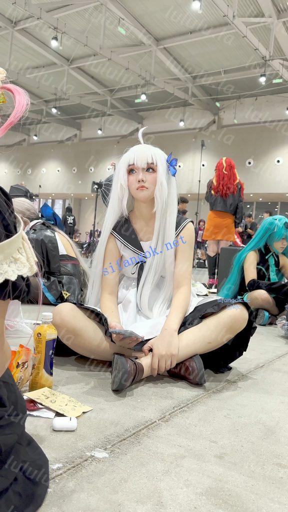 【KFC】学生妹COSER成功上钩坐伪装上·坐着劈开腿露出红色内【1V】【402M】 预览图 5