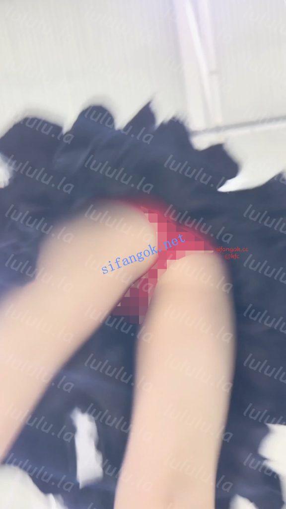 【KFC】学生妹COSER成功上钩坐伪装上·坐着劈开腿露出红色内【1V】【402M】 预览图 2