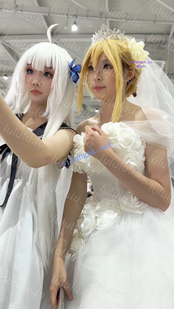 【KFC】学生妹COSER成功上钩坐伪装上·坐着劈开腿露出红色内【1V】【402M】 预览图 19