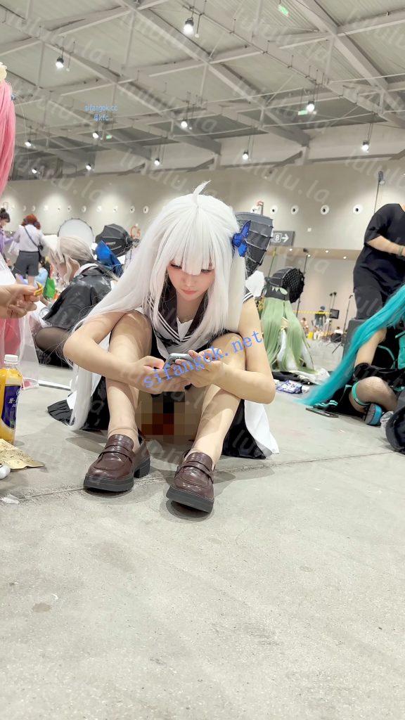 【KFC】学生妹COSER成功上钩坐伪装上·坐着劈开腿露出红色内【1V】【402M】 预览图 7