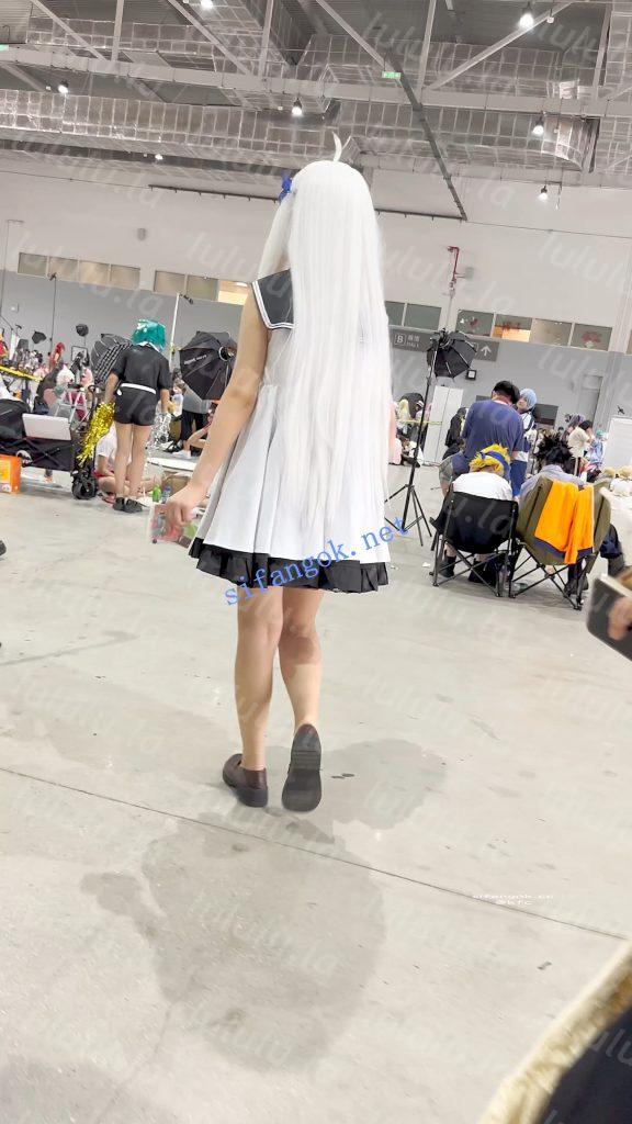 【KFC】学生妹COSER成功上钩坐伪装上·坐着劈开腿露出红色内【1V】【402M】 预览图 8