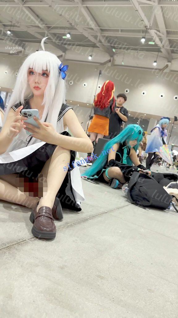 【KFC】学生妹COSER成功上钩坐伪装上·坐着劈开腿露出红色内【1V】【402M】 预览图 16