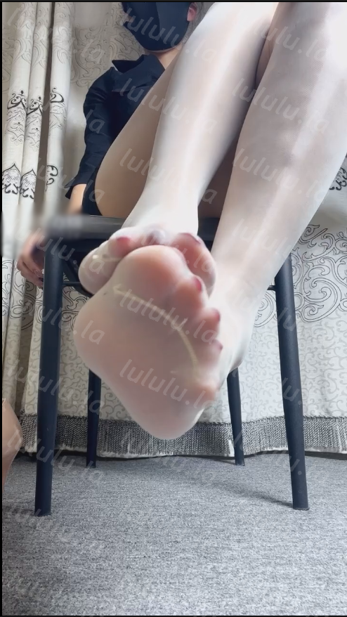 玩物直播颜艺很ss-251215 红绿灯贱狗滚进来舔脏鞋底【1V】【512MB百度云】 预览图 1