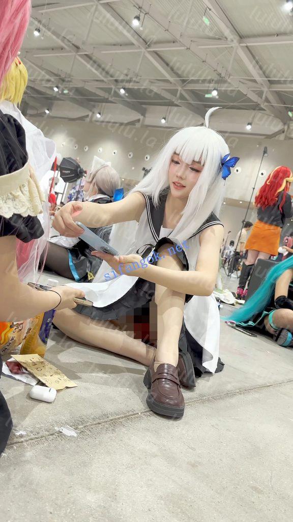 【KFC】学生妹COSER成功上钩坐伪装上·坐着劈开腿露出红色内【1V】【402M】 预览图 13