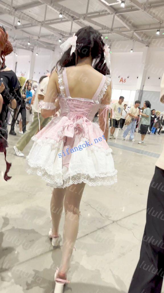 【KFC】洛丽塔萌妹逛累了·坐地上男友守护也露透明丝袜黑内【1V】【426M】 预览图 1