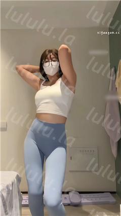 抖音眼镜妹 母单花 诱惑脱衣裸舞 多情趣服装自慰插穴私拍【19V】【2.06G】 预览图 26