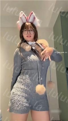 抖音眼镜妹 母单花 诱惑脱衣裸舞 多情趣服装自慰插穴私拍【19V】【2.06G】 预览图 23