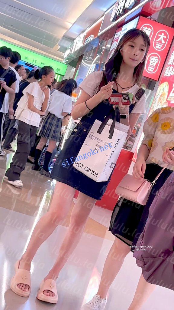 【KFC】身材比例极品的学生妹吃小吃·淡紫色内内前后CD【1V】【252M】 预览图 7