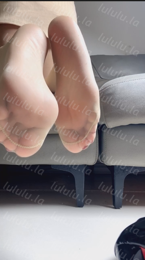 玩物直播颜艺很ss-251216 红绿灯红底肉丝治疗早泄狗【1V】【387MB百度云】 预览图 2