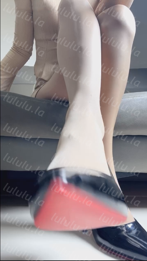 玩物直播颜艺很ss-251216 红绿灯红底肉丝治疗早泄狗【1V】【387MB百度云】 预览图 3