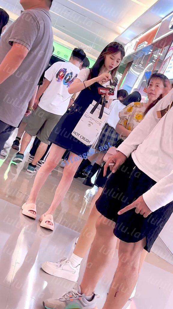 【KFC】身材比例极品的学生妹吃小吃·淡紫色内内前后CD【1V】【252M】 预览图 3