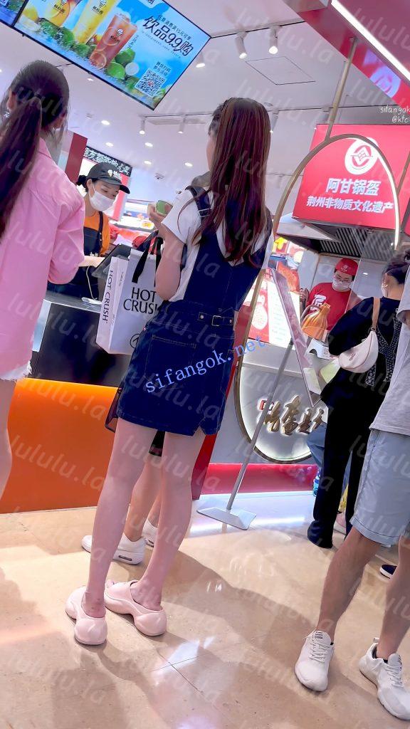 【KFC】身材比例极品的学生妹吃小吃·淡紫色内内前后CD【1V】【252M】 预览图 4