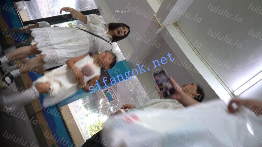 （空城原创）带孩子逛公园的白裙少妇，干净米白N包裹肥臀【1V】【346M】 预览图 4