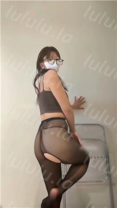 抖音眼镜妹 母单花 诱惑脱衣裸舞 多情趣服装自慰插穴私拍【19V】【2.06G】 预览图 2