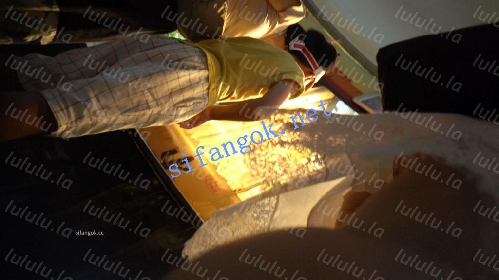 （空城原创）带孩子逛公园的白裙少妇，干净米白N包裹肥臀【1V】【346M】 预览图 3