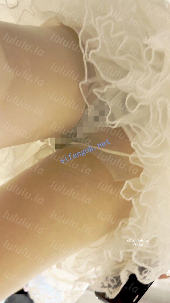 【KFC】洛丽塔萌妹逛累了·坐地上男友守护也露透明丝袜黑内【1V】【426M】 预览图 6