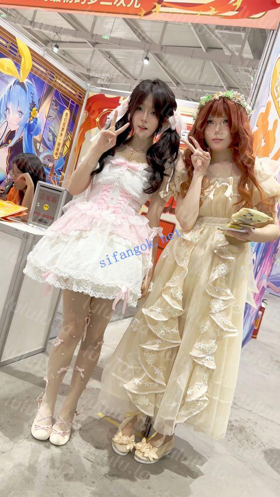 【KFC】洛丽塔萌妹逛累了·坐地上男友守护也露透明丝袜黑内【1V】【426M】 预览图 5