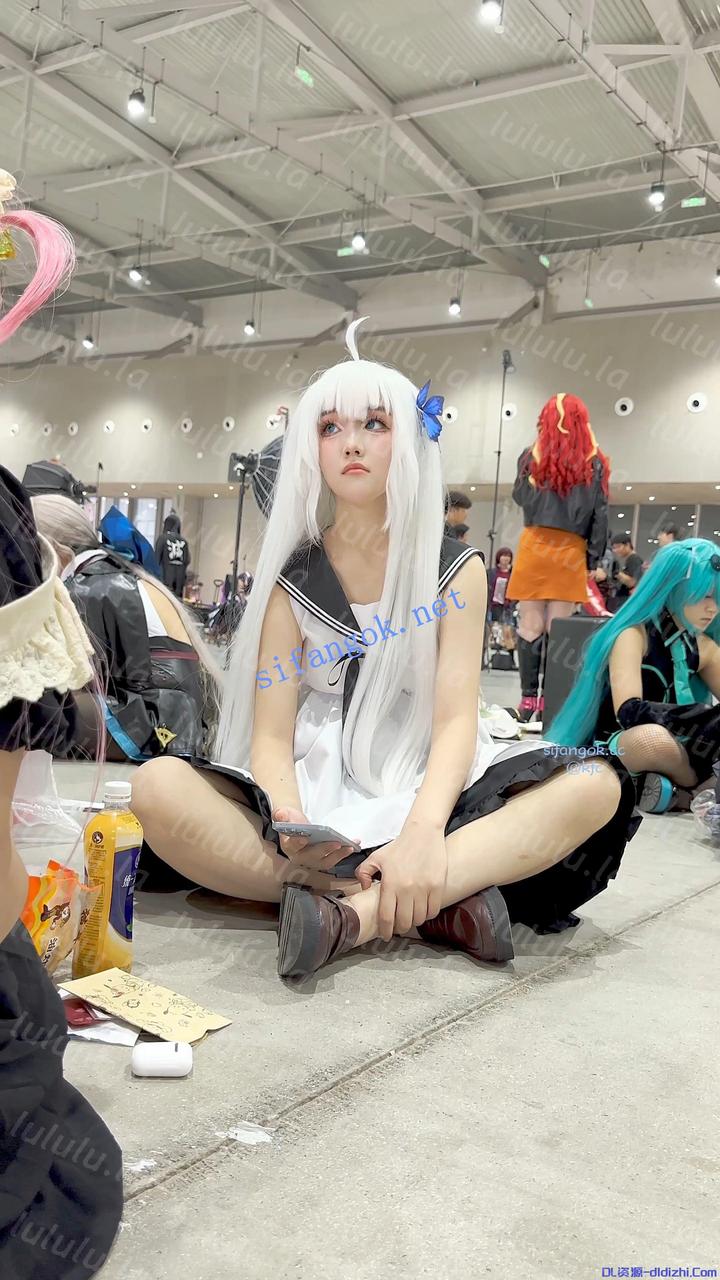 【KFC】學生妹COSER成功上鈎坐僞裝上·坐着劈開腿露出紅色内 380MB