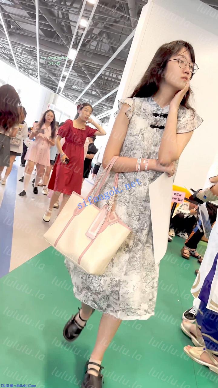 【KFC】寬松古典長裙靓女獨自逛街·淡粉色内内上下通透 776.6MB