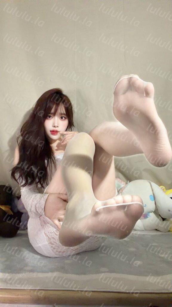 推特 林菓 第二弹，超高颜值女神，摄人心魄媚眼如丝，黑丝幻龙掰逼弹力插自慰白丝脚足交幻龙后入自慰【15P18V】【674M】